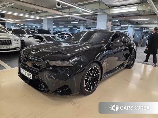 BMW M5 (G90) 2025 Черный из Кореи, фото 3