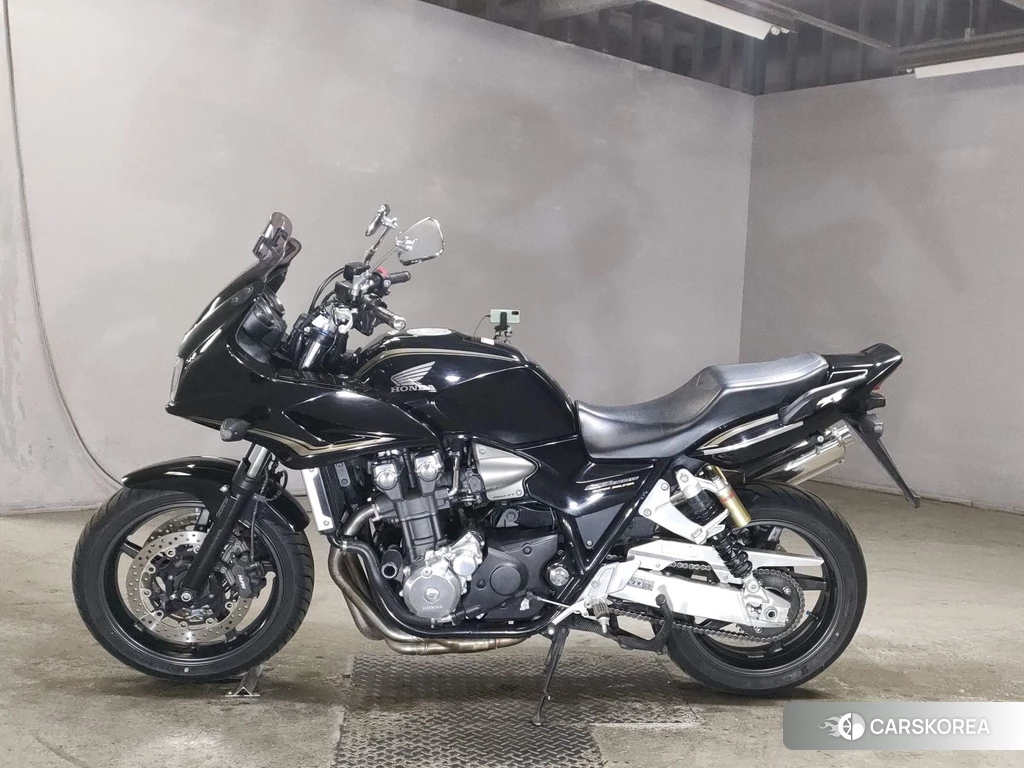 Проданный Honda CB1300SF BOLDOR 2011 из Японии, фото 2