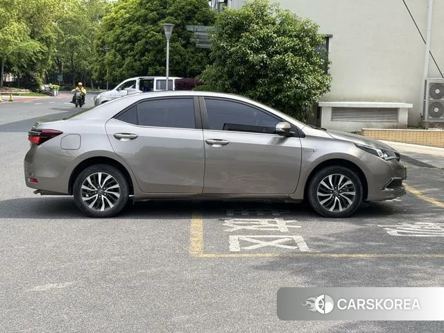 Toyota Corolla dual engine E+ 2022 Серебристо-серый из Китая, фото 4