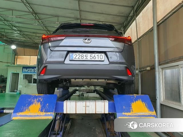Lexus UX300h 2025 Серый из Кореи, фото 2