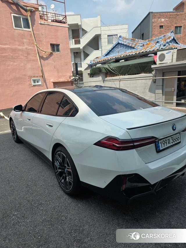 BMW 5 Series (G60) 2025 Белый из Кореи, фото 2