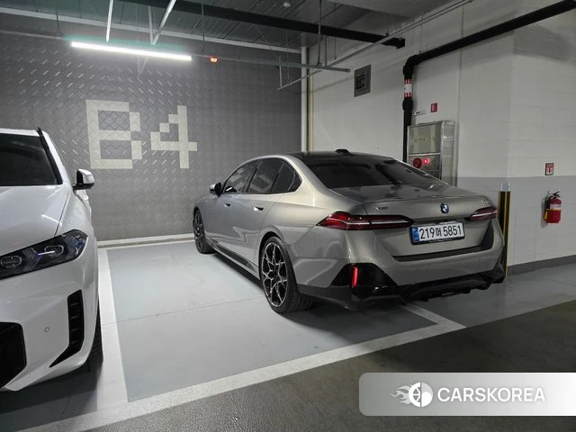 BMW 5 Series (G60) 2025 Золотой двухцветный из Кореи, фото 2