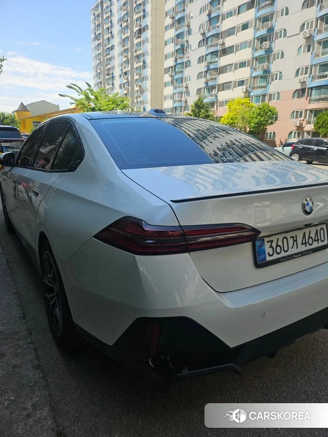 BMW 5 Series (G60) 2025 Белый из Кореи, фото 5