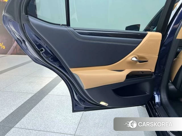 Lexus ES id 4353643 из Китая 13