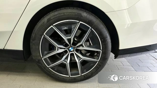 BMW 5 Series (G60) id 4248784 из Кореи 13