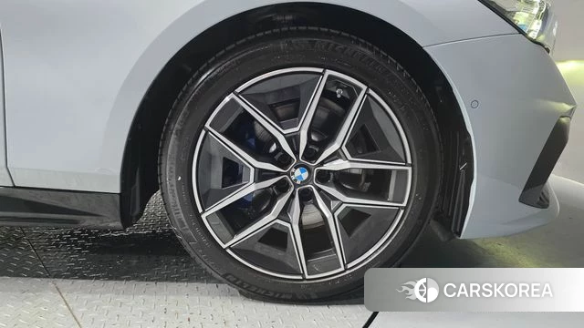 BMW 5 Series (G60) id 4407917 из Кореи 13