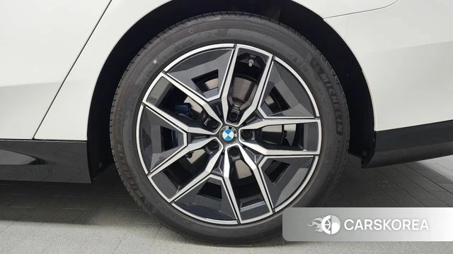 BMW 5 Series (G60) id 4493474 из Кореи 13
