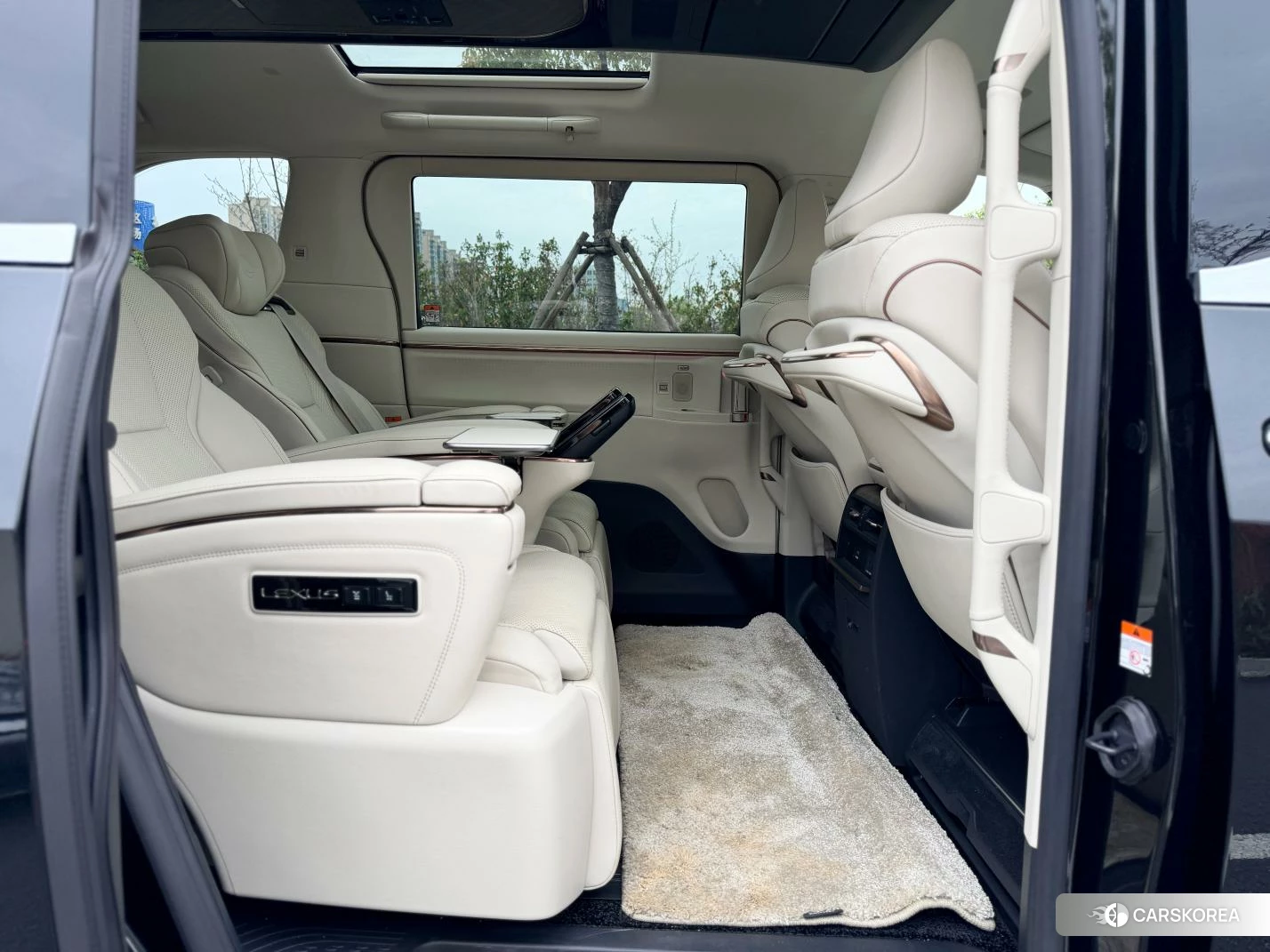 Lexus LM id 4455606 из Китая 13