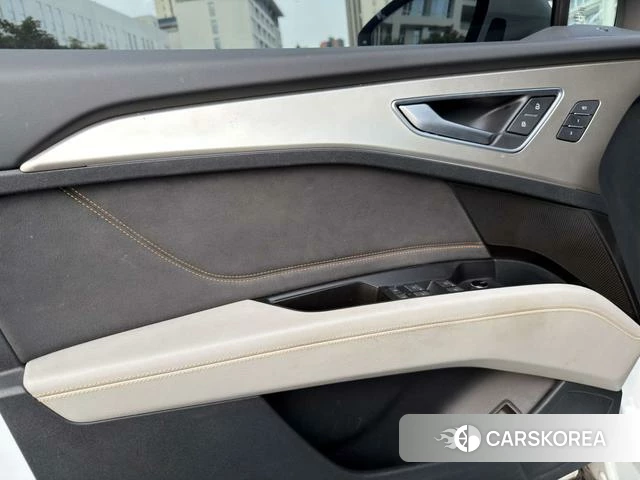 Audi Q5 e-tron id 4263918 из Китая 13