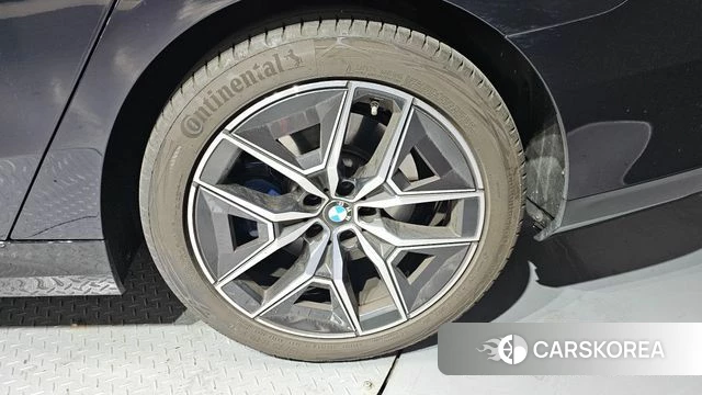 BMW 5 Series (G60) id 4248356 из Кореи 13