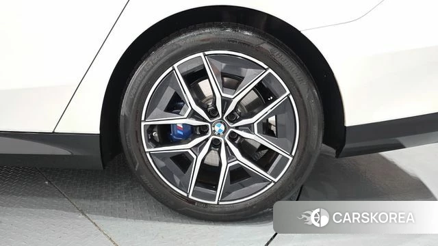 BMW 5 Series (G60) id 4480606 из Кореи 13