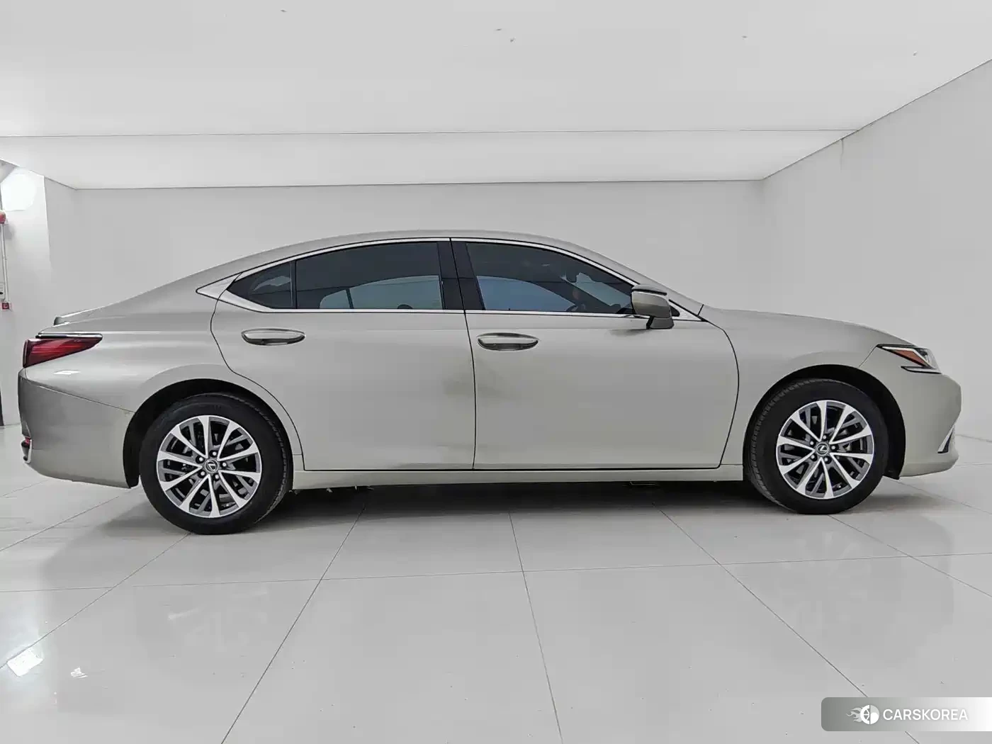 Lexus ES id 4515468 из Китая 13