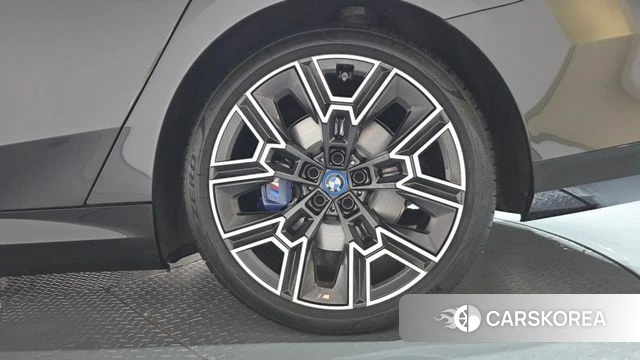 BMW 5 Series (G60) id 4847373 из Кореи 13