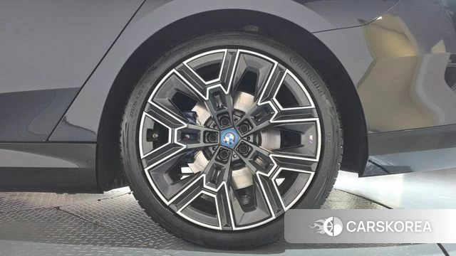 BMW 5 Series (G60) id 4870882 из Кореи 13