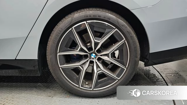BMW 5 Series (G60) id 4584424 из Кореи 14