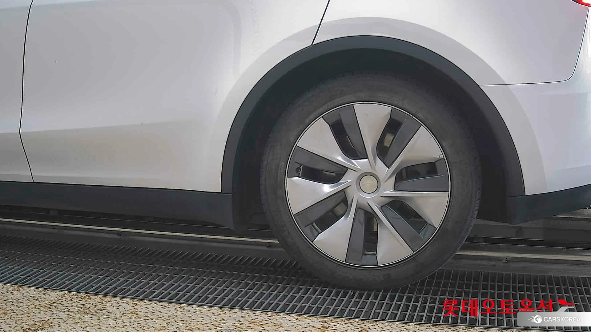 Tesla Model Y RWD id 4909363 из Кореи 14