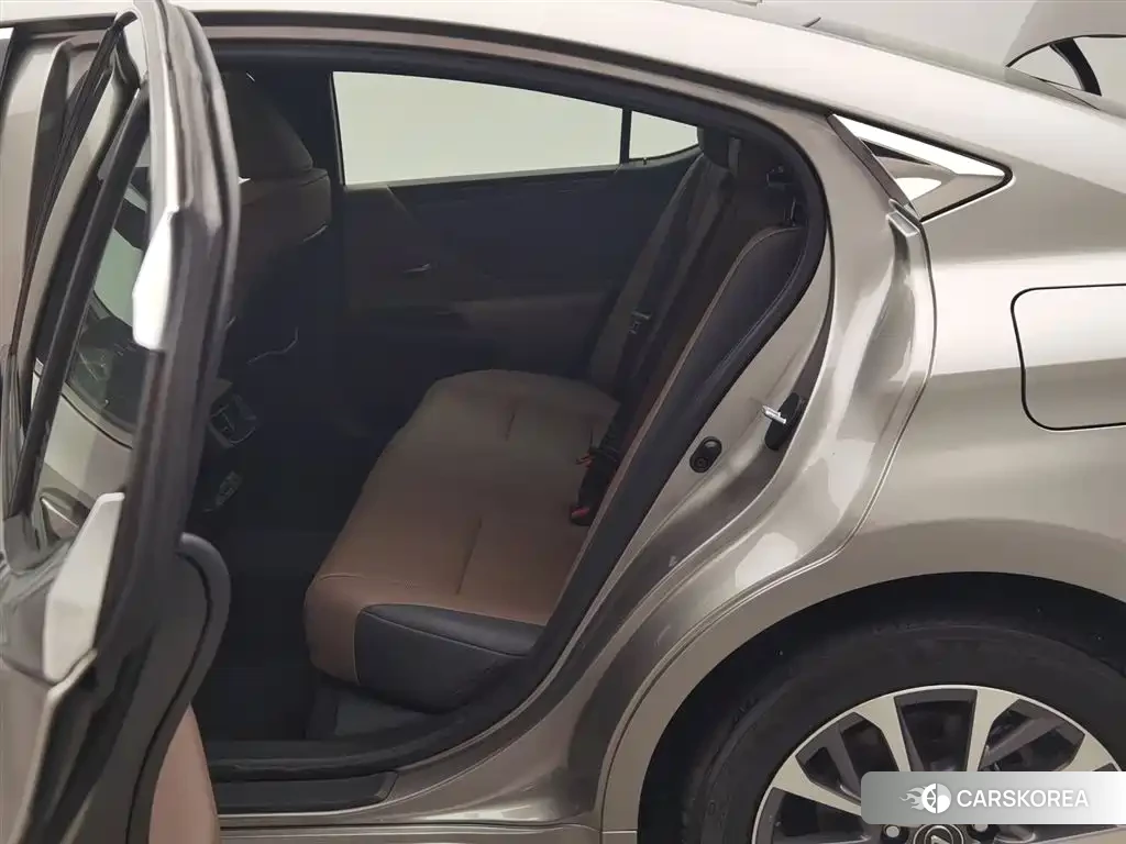 Lexus ES id 4628176 из Китая 14