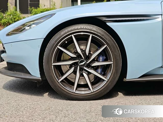 Aston Martin DB11 id 4238624 из Китая 14