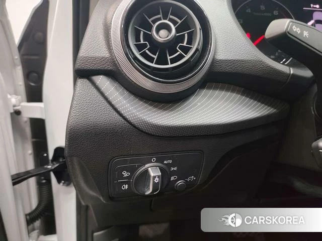 Audi Q2L id 4276683 из Китая 14