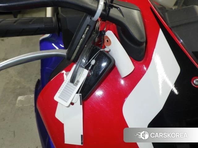 Honda CBR1000RR-R FIREBLADE id 3949952 из Японии 15
