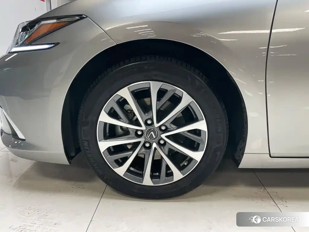 Lexus ES id 4629602 из Китая 15