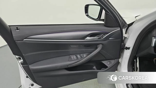 BMW 5 Series (G30) id 4618146 из Кореи 16