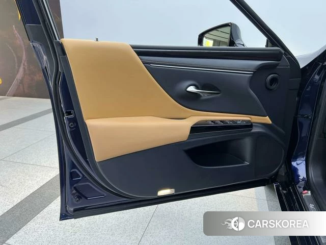 Lexus ES id 4353643 из Китая 16