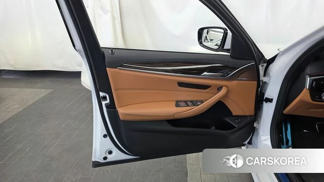 BMW 5 Series (G30) id 4293747 из Кореи 16