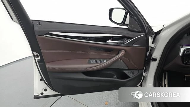BMW 5 Series (G30) id 4591438 из Кореи 16