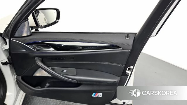 BMW 5 Series (G30) id 4619927 из Кореи 16