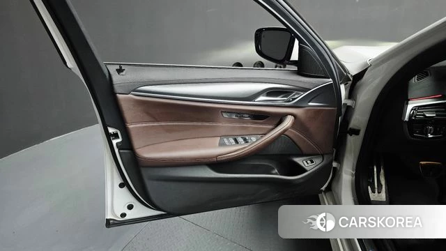 BMW 5 Series (G30) id 4243947 из Кореи 16