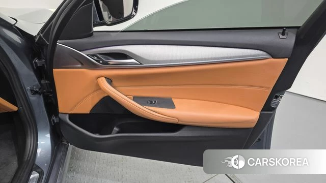 BMW 5 Series (G30) id 4246262 из Кореи 16