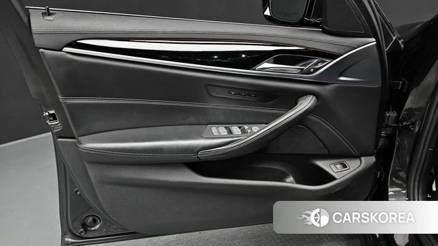 BMW 5 Series (G30) id 4225276 из Кореи 16