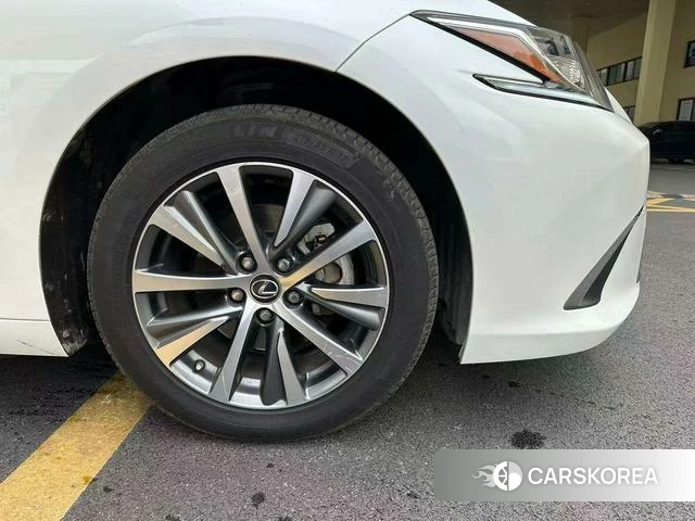 Lexus ES id 4353824 из Китая 16