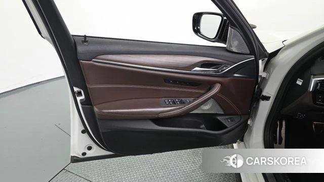 BMW 5 Series (G30) id 4703644 из Кореи 16