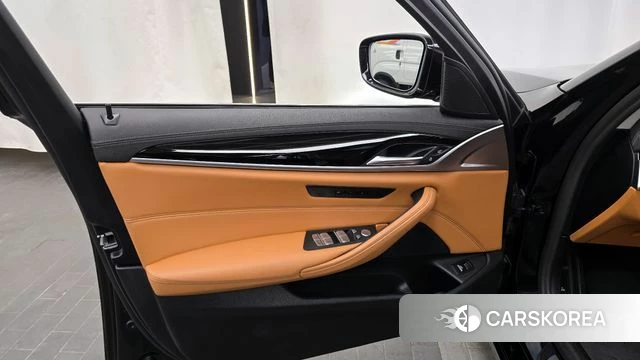 BMW 5 Series (G30) id 4282617 из Кореи 16