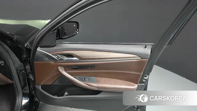 BMW 5 Series (G30) id 4568668 из Кореи 16