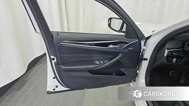 BMW 5 Series (G30) id 4530293 из Кореи 16
