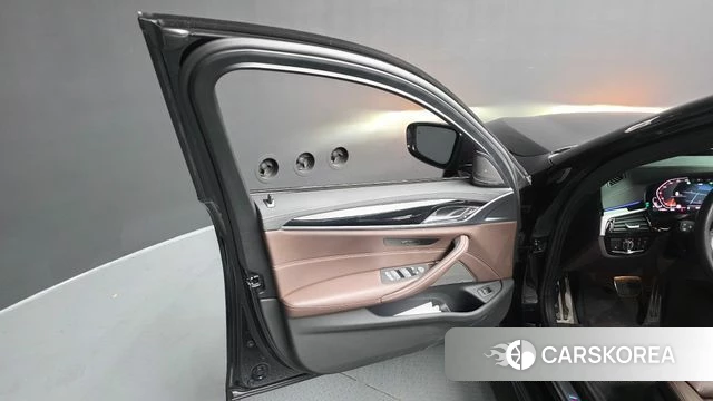 BMW 5 Series (G30) id 4201303 из Кореи 16