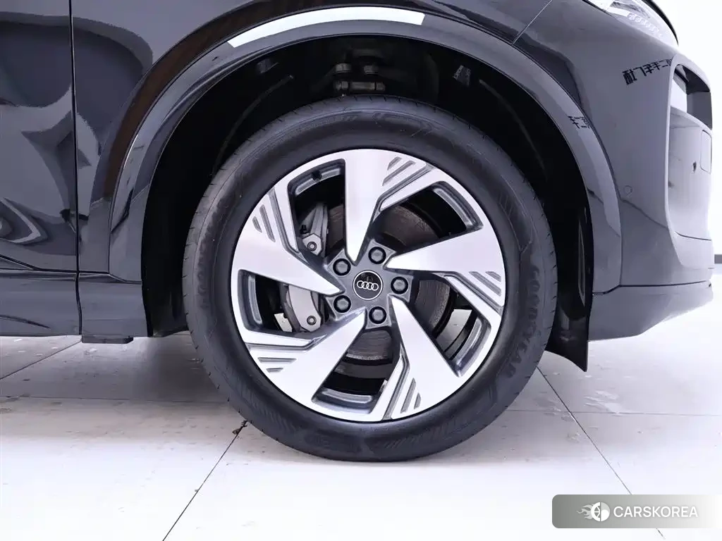 Audi Q6L id 4600385 из Китая 16