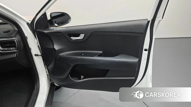 Kia Stonic id 4543550 из Кореи 16