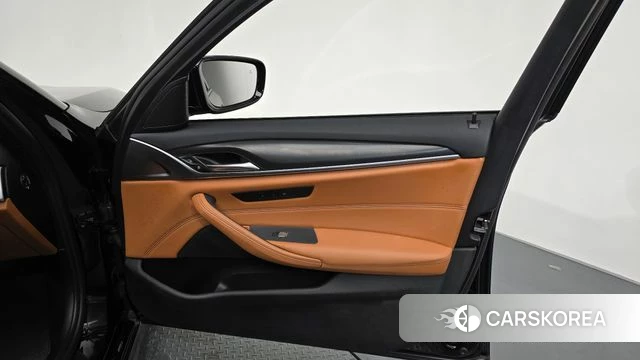 BMW 5 Series (G30) id 4692809 из Кореи 16