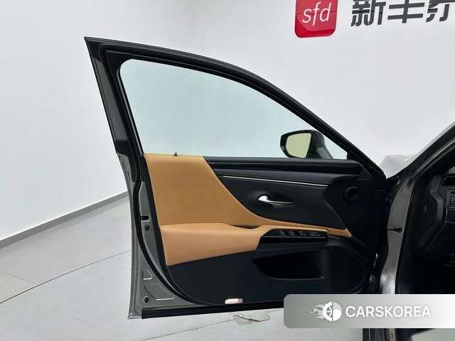 Lexus ES id 4271056 из Китая 17