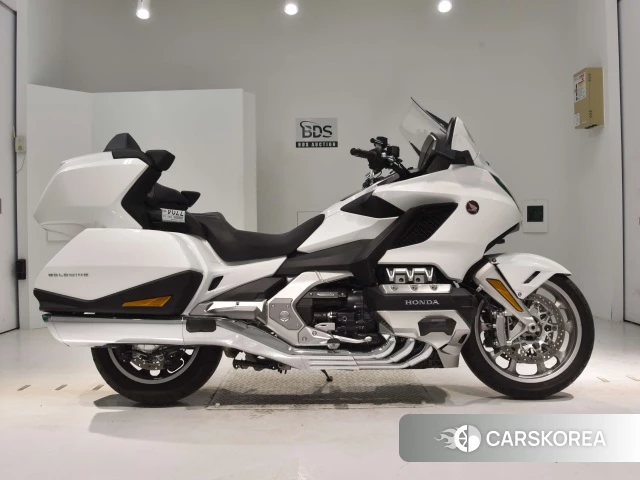 Проданный Honda GL1800 TOUR DCT 2021 из Японии