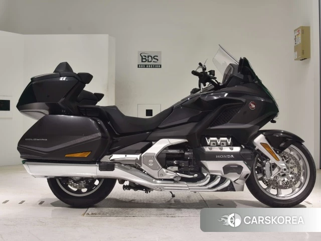 Проданный Honda GL1800 TOUR DCT 2021 из Японии