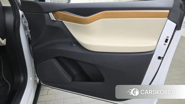Tesla Model X id 4581731 из Кореи 17