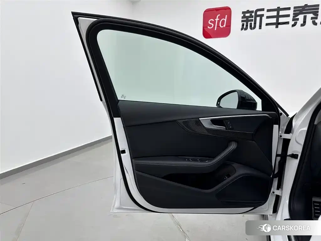 Audi A4L id 4600645 из Китая 17