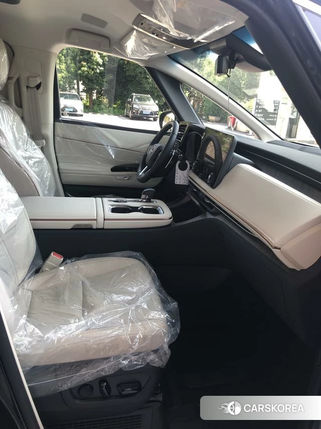 Lexus LM id 4259839 из Китая 17