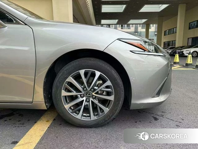 Lexus ES id 4393355 из Китая 17
