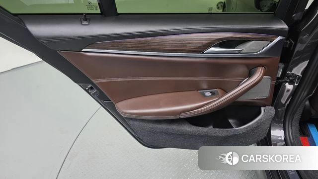 BMW 5 Series (G30) id 4872846 из Кореи 17